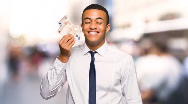 Jovem Empresário Afro Americano Recebendo Muito Dinheiro Cidade — Fotografia de Stock