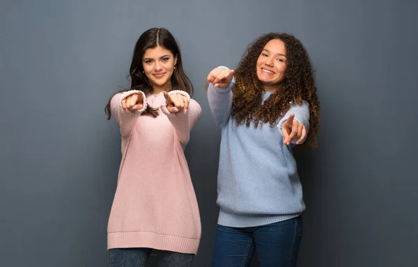 Adolescente Amigos Aponta Dedo Para Você Enquanto Sorri — Fotografia de Stock