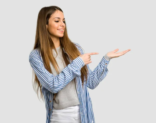 Chica Joven Con Camisa Rayas Que Sostiene Espacio Copia Imaginario —  Fotos de Stock