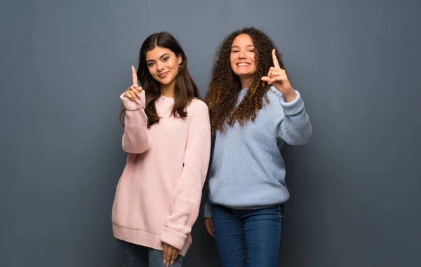 Tiener Vrienden Tonen Een Vinger Teken Van Beste — Stockfoto