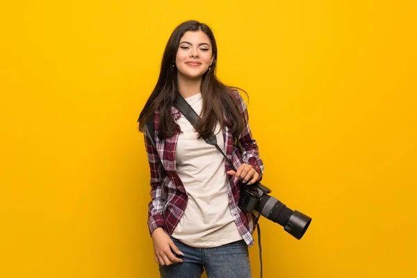 Fotografer Remaja Gadis Atas Dinding Kuning Tertawa Melihat Depan — Stok Foto