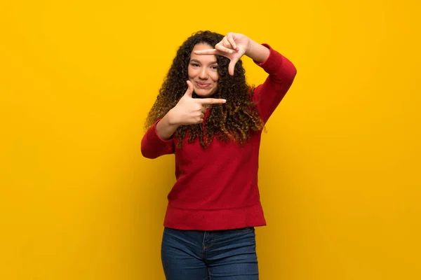 Chica Adolescente Con Suéter Rojo Sobre Cara Enfoque Pared Amarilla —  Fotos de Stock