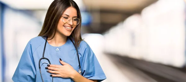 Jovem Enfermeira Sorrindo Muito Colocar Mãos Peito Hospital — Fotografia de Stock