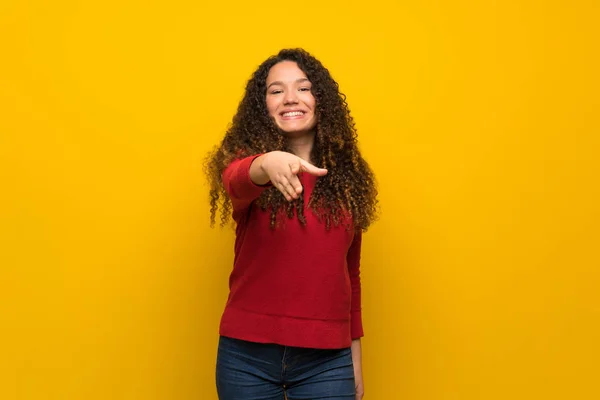 Adolescente Chica Con Suéter Rojo Sobre Pared Amarilla Estrechando Las —  Fotos de Stock