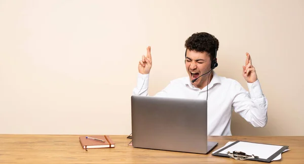 Telemarketer Man Fingers Crossing — Stock Photo, Image