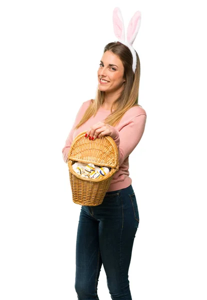 Giovane Donna Che Indossa Orecchie Coniglio Vacanze Pasqua Mantenendo Braccia — Foto Stock