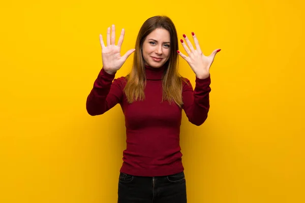Жінка Горлицею Над Жовтою Стіною Рахуючи Десять Пальцями — стокове фото