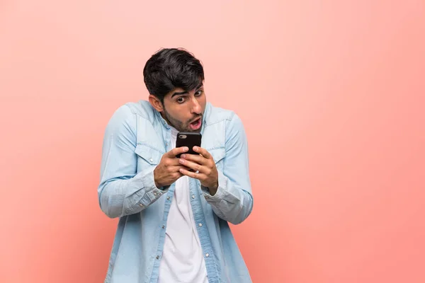 Jonge Man Roze Muur Verrast Een Boodschap — Stockfoto