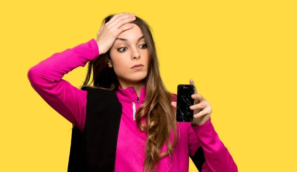 Fiatal Sport Zaklatott Gazdasággal Smartphone Tört Elszigetelt Sárga Háttérrel Együtt — Stock Fotó