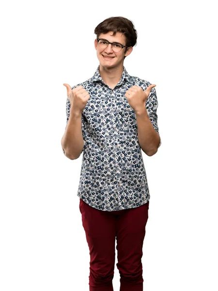 Homme Adolescent Avec Chemise Fleurs Lunettes Donnant Geste Pouce Vers — Photo