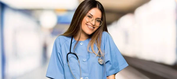 Молодая Медсестра Счастлива Улыбается Больнице — стоковое фото