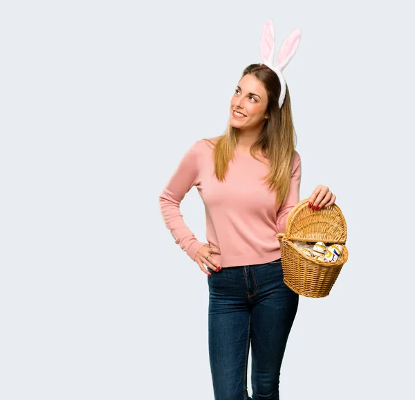 Junge Frau Mit Hasenohren Für Osterferien Posiert Mit Armen Der — Stockfoto