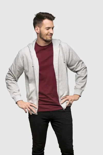 Mannen Med Sweatshirt Poserar Med Armar Hip Och Leende Över — Stockfoto