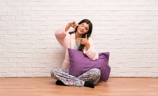 Chica Adolescente Pijama Enfocando Cara Símbolo Encuadre — Foto de Stock