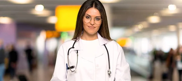 Jovem Médica Com Óculos Feliz Hospital — Fotografia de Stock