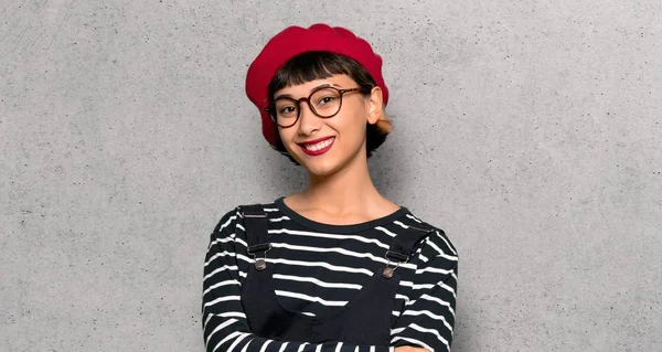 Young Woman Beret Glasses Smiling Textured Wall — Stock Photo, Image