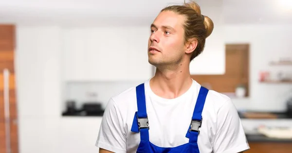 Workman Opzoeken Met Ernstige Gezicht Een Huis — Stockfoto