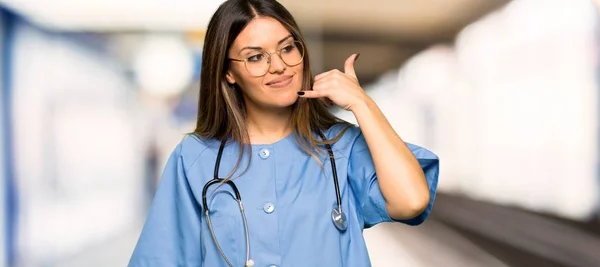 Young Nurse Making Phone Gesture Call Back Sign Hospital — Stock Photo, Image