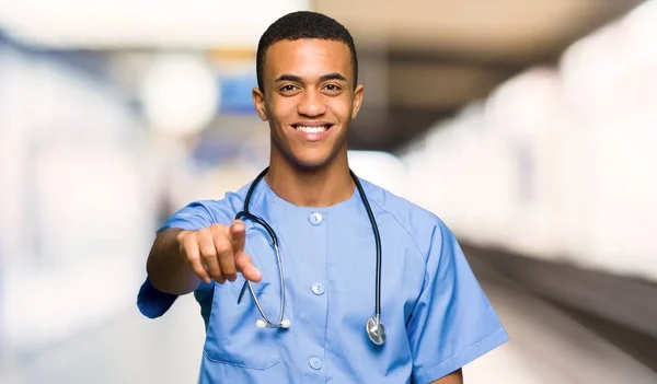 Mężczyzna Lekarz Chirurg Wskazuje Palcem Ciebie Wyrażeniem Pewnie Szpitalu — Zdjęcie stockowe