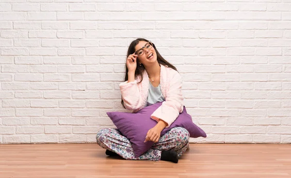 Chica Adolescente Pijama Con Gafas Sorprendida — Foto de Stock