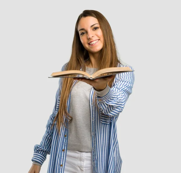 Menina Com Camisa Listrada Segurando Livro Dando Alguém Sobre Fundo — Fotografia de Stock