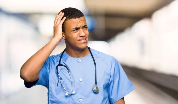 Surgeon Doctor Man Having Doubts While Scratching Head Hospital — Stock Photo, Image