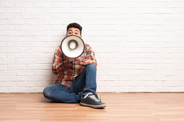 Jonge Man Zittend Vloer Schreeuwen Door Een Megafoon — Stockfoto