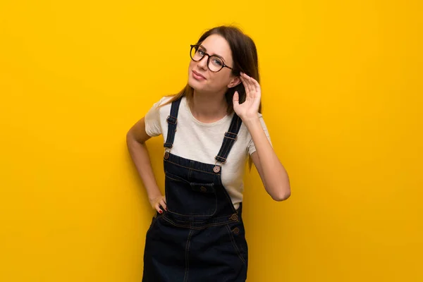 Mujer Sobre Pared Amarilla Escuchando Algo Poniendo Mano Oreja —  Fotos de Stock