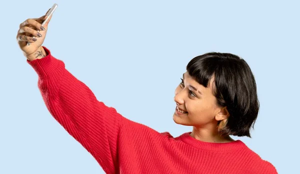 Menina Cabelo Curto Com Suéter Vermelho Fazendo Uma Selfie Fundo — Fotografia de Stock