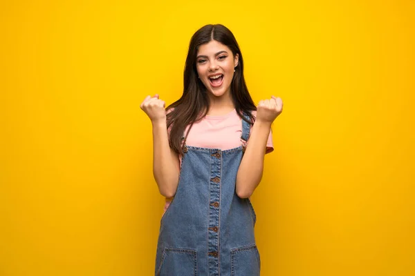 Menina Adolescente Sobre Parede Amarela Celebrando Uma Vitória Posição Vencedor — Fotografia de Stock