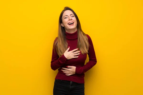 Vrouw Met Coltrui Gele Muur Glimlachend Alot — Stockfoto