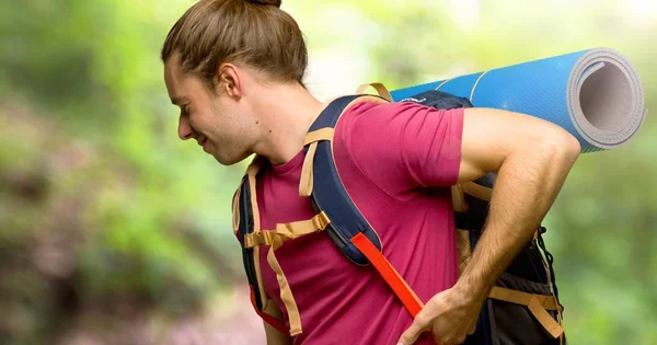 Hiker Man Med Mountain Backpacker Lider Ryggvärk För Att Gjort — Stockfoto