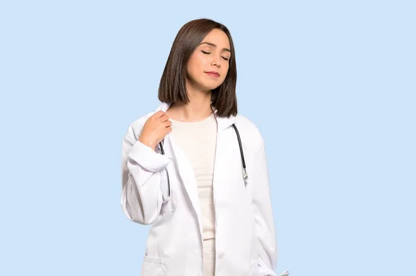Ung Läkare Kvinna Med Trötta Och Sjuka Uttryck Isolerade Blå — Stockfoto