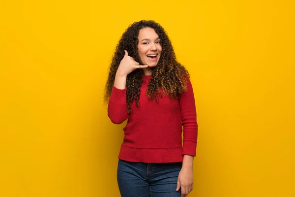 Chica Adolescente Con Suéter Rojo Sobre Pared Amarilla Haciendo Gesto —  Fotos de Stock