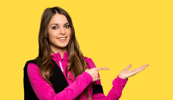 Young Sport Woman Holding Copyspace Imaginary Palm Insert Isolated Yellow — Stock Photo, Image