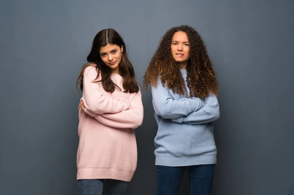 Amigos Adolescentes Com Expressão Facial Confusa Enquanto Morde Lábio — Fotografia de Stock