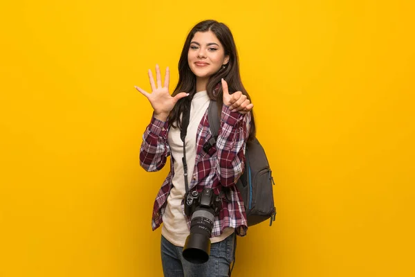 Fotoğrafçı Genç Kız Sarı Duvar Altı Parmak Ile Sayma — Stok fotoğraf