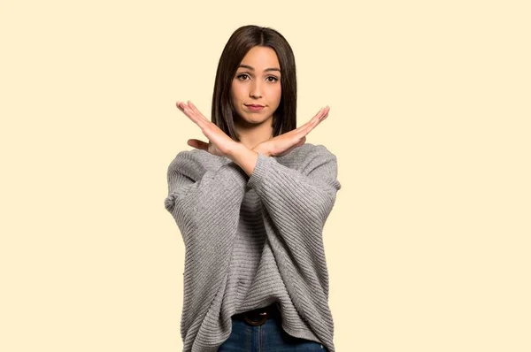 Junge Frau Macht Keine Geste Auf Gelbem Hintergrund — Stockfoto