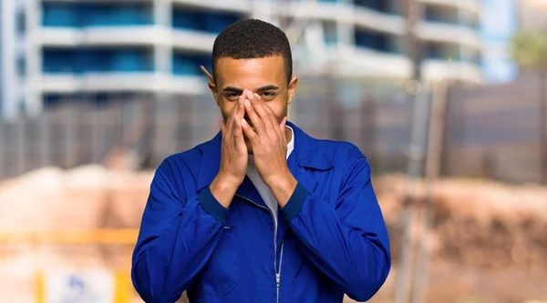 Muž Mladý Afro Americký Dělník Usmívající Hodně Přitom Pokrývající Ústa — Stock fotografie