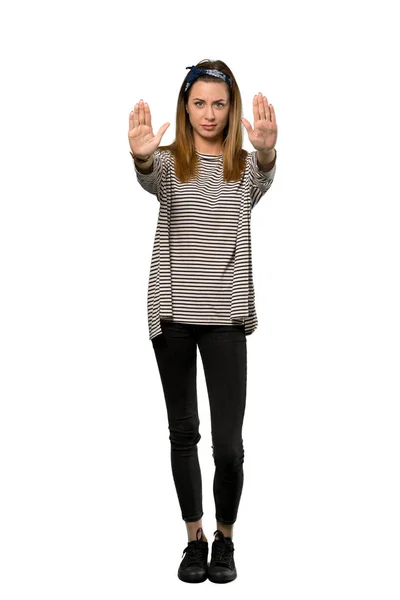 一个年轻女子戴头巾做停止手势的全长照片 对孤立的白色背景感到失望 — 图库照片