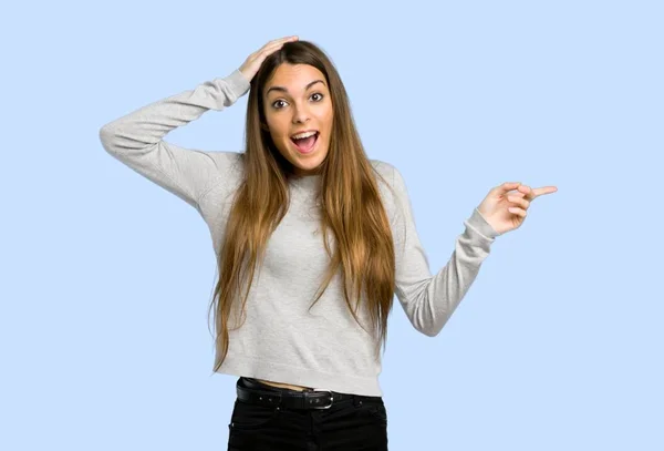 Chica Joven Señalando Dedo Hacia Lado Presentando Producto Sobre Fondo —  Fotos de Stock