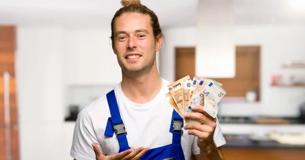 Trabalhador Levando Muito Dinheiro Uma Casa — Fotografia de Stock