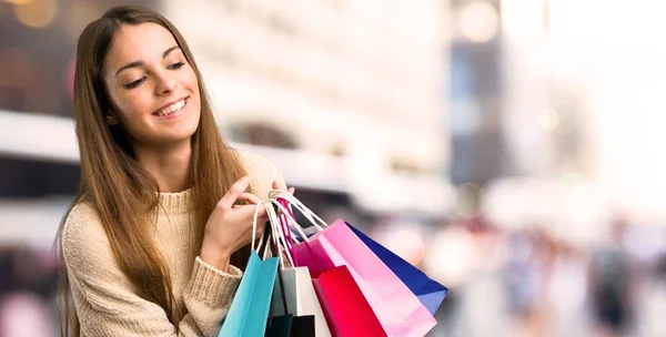 Chica Joven Con Bolsas Compras Manteniendo Los Brazos Cruzados Mientras — Foto de Stock