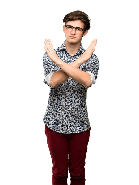Tiener Man Met Bloem Shirt Bril Geen Gebaar Maken Geïsoleerde — Stockfoto