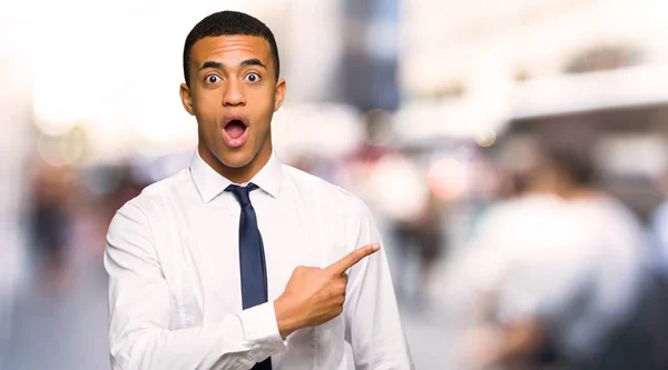 Молодой Афро Американский Бизнесмен Удивился Указал Сторону Городе — стоковое фото