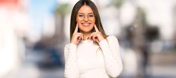 Mujer Bonita Con Gafas Sonriendo Con Una Expresión Feliz Agradable — Foto de Stock