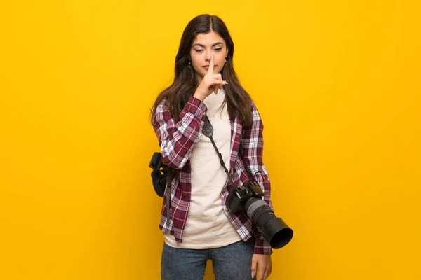 Fotógrafa Adolescente Sobre Pared Amarilla Mostrando Gesto Silencio Poniendo Dedo —  Fotos de Stock