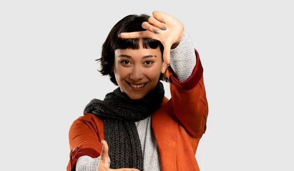 Kurze Haare Frau Mit Fell Fokus Gesicht Framing Symbol Auf — Stockfoto