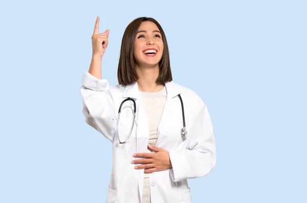 Jonge Dokter Vrouw Die Lacht Veel Geïsoleerde Blauwe Achtergrond — Stockfoto