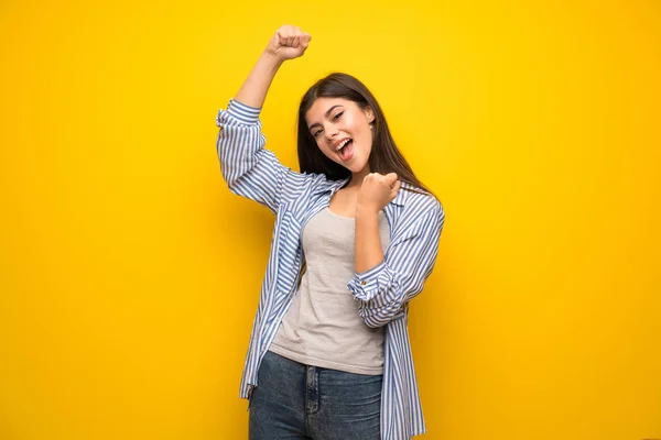 Genç Kız Bir Zaferini Kutluyor Sarı Duvarın Üzerinden — Stok fotoğraf